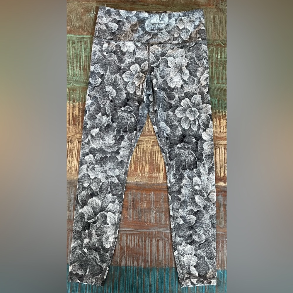 ATHLETA Elation Textured Tight, Bland and White Flora - Picture 3 of 7